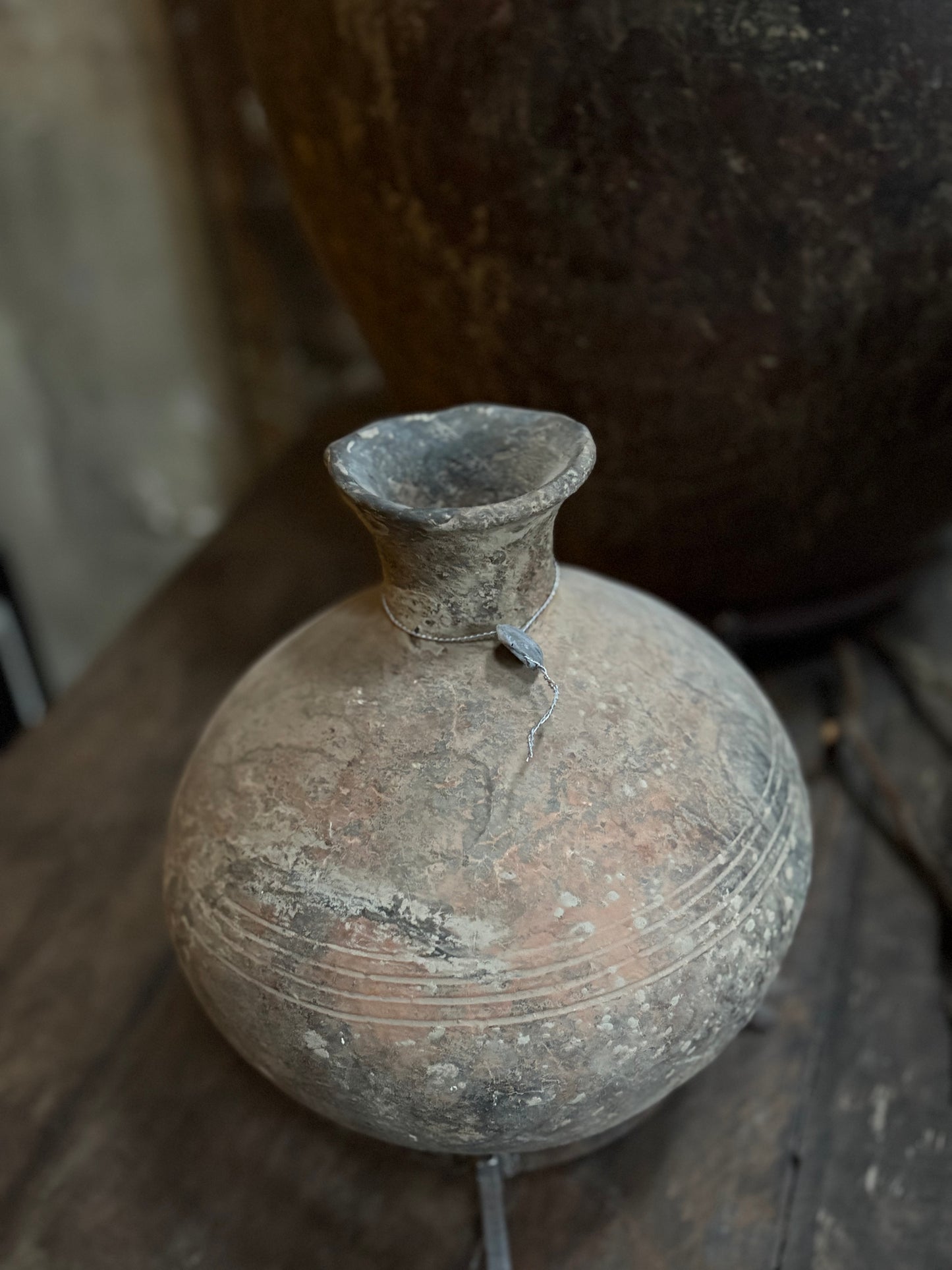 Authentieke stenen pot op standaard