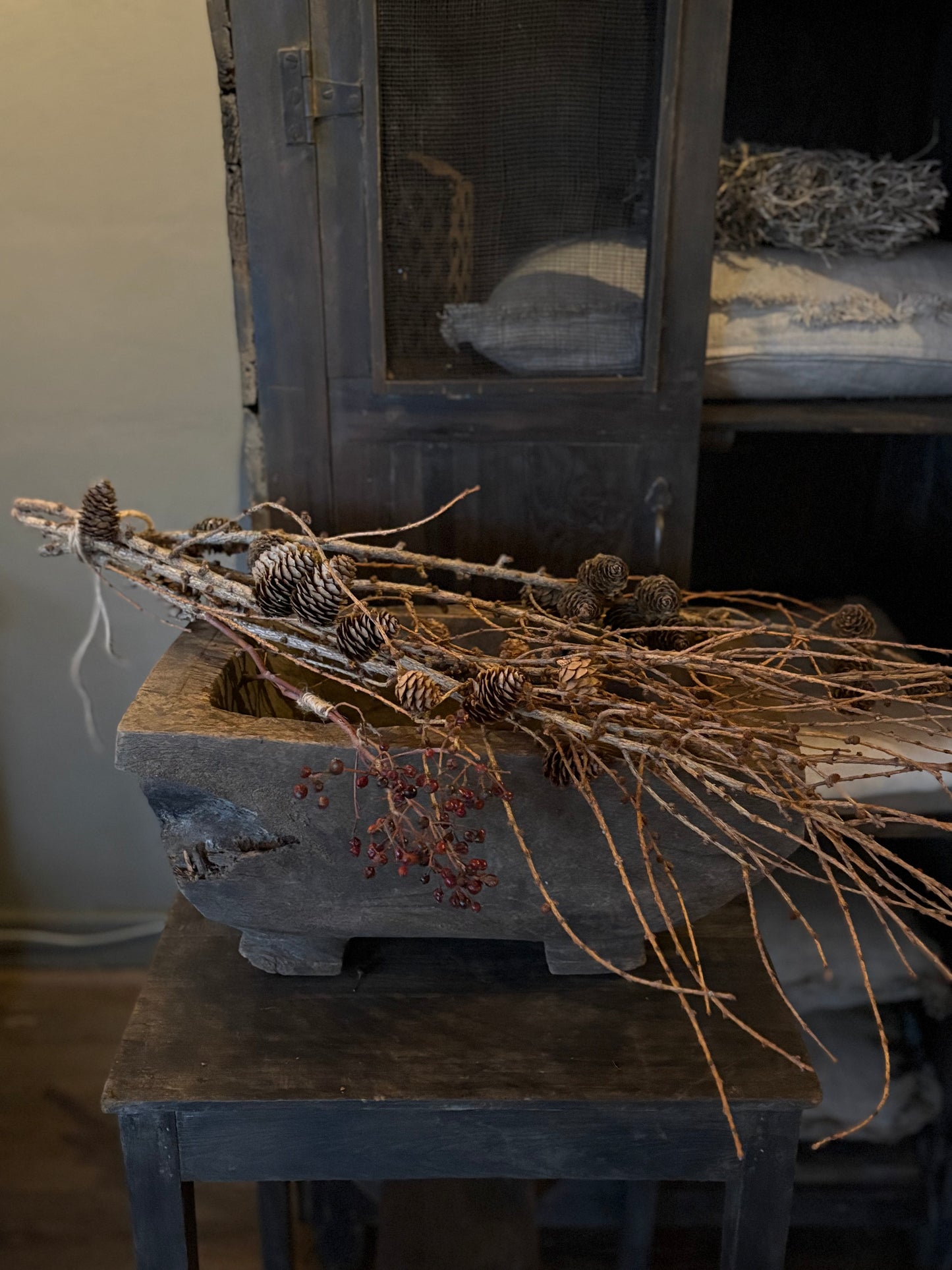 Authentieke houten bak op pootjes.