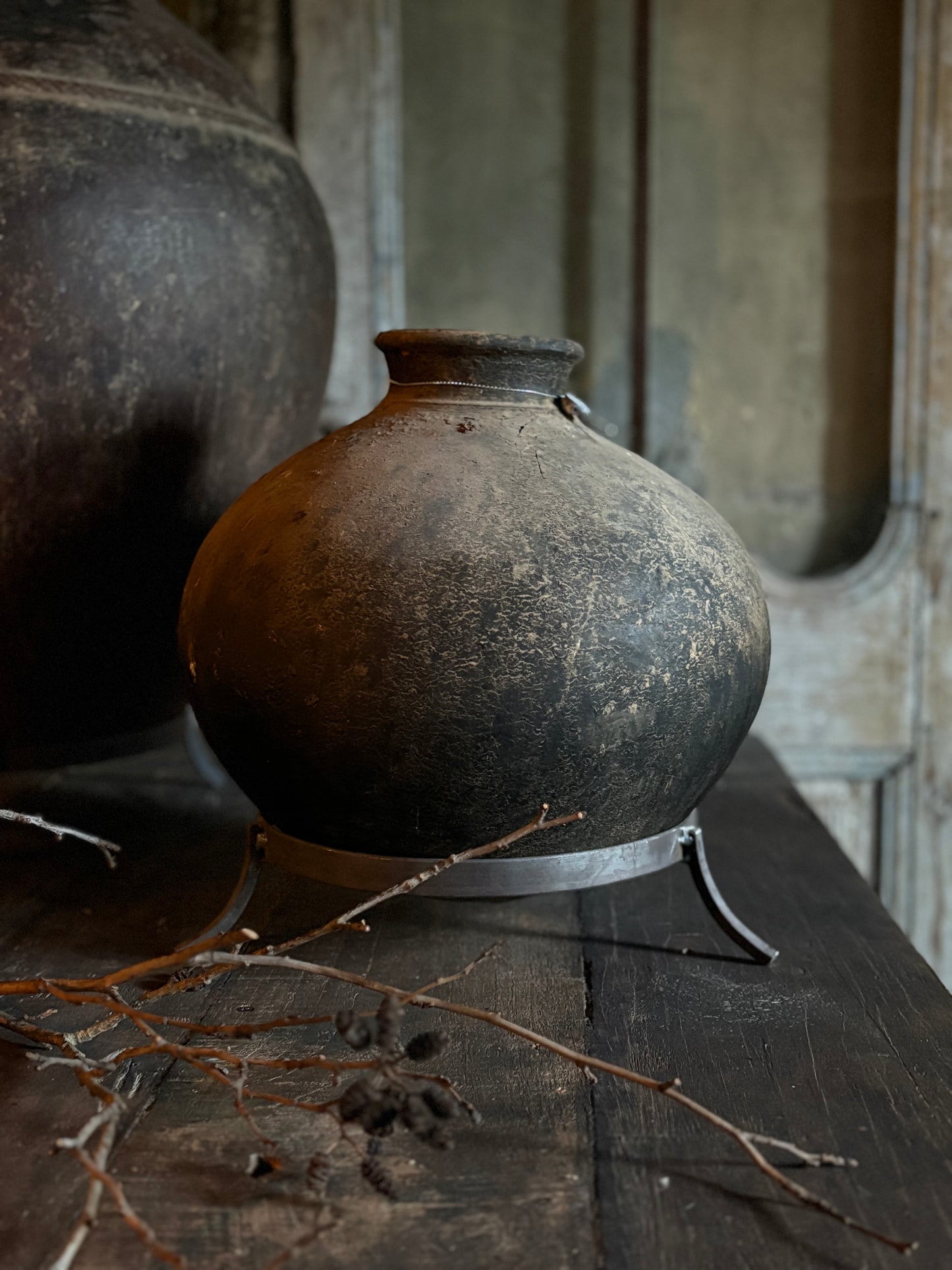 Authentieke stenen pot op standaard