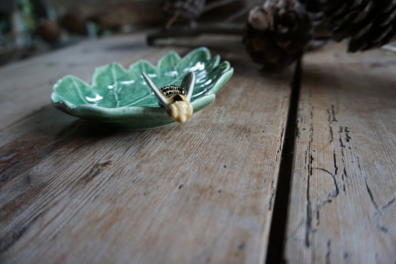 Leave with bee schaaltje Bordallo Pinheiro