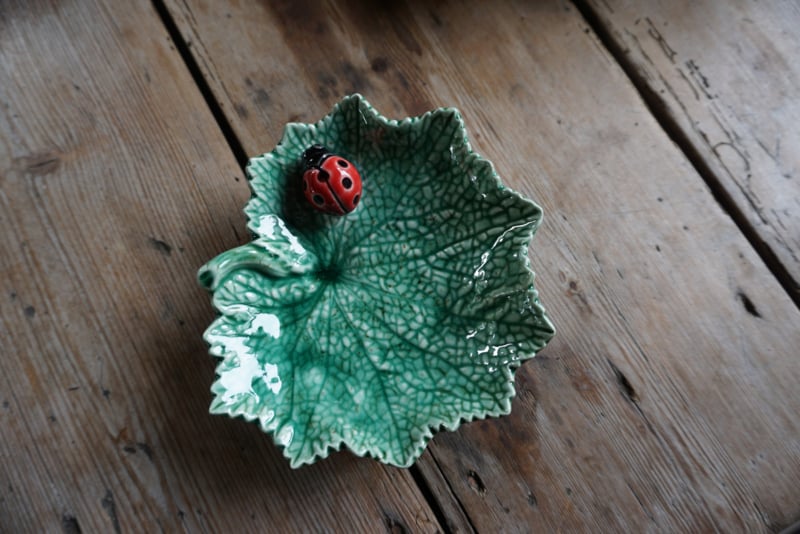 Leave with ladybug schaaltje Bordallo Pinheiro