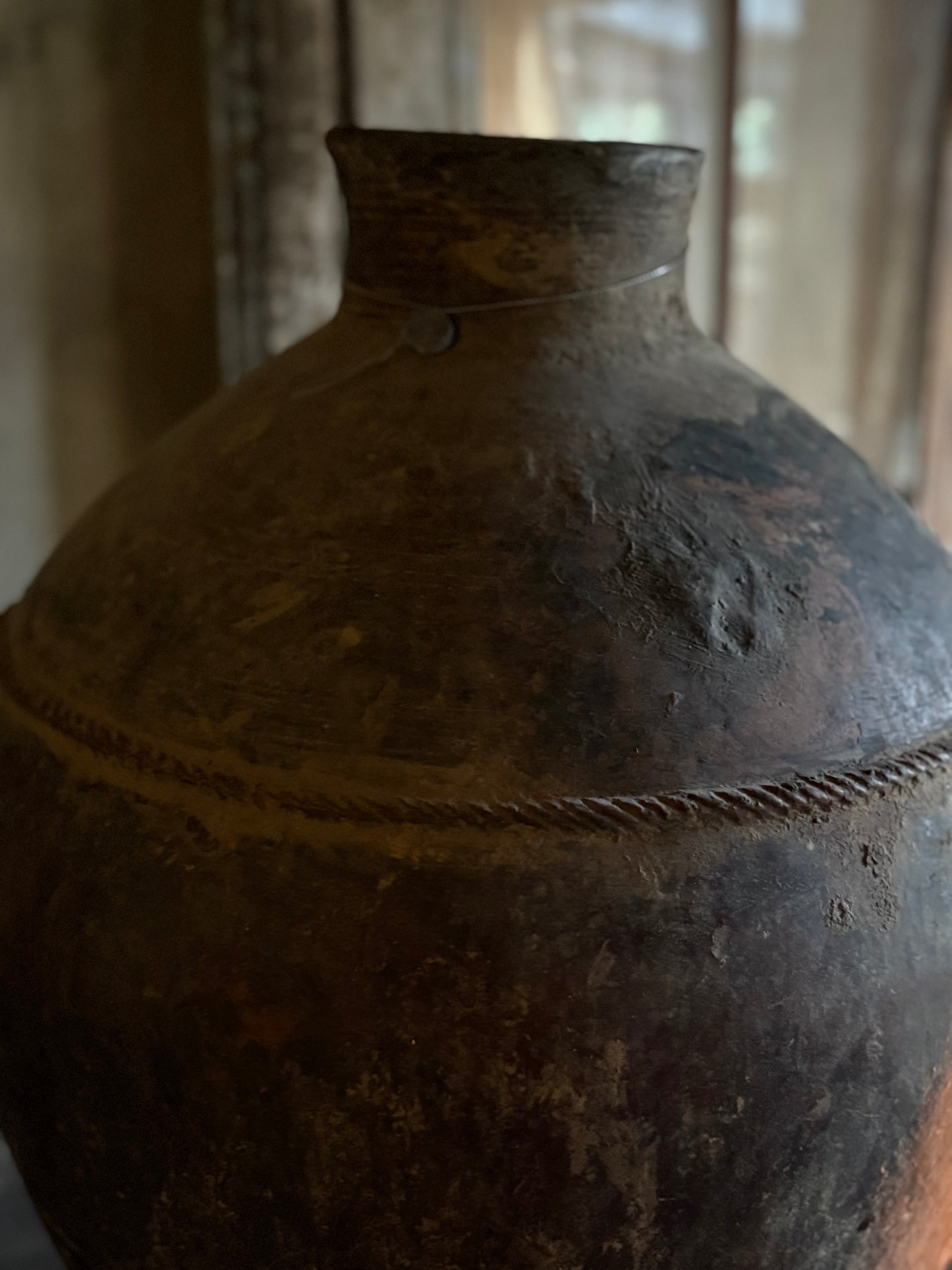 Authentieke stenen kruik op standaard