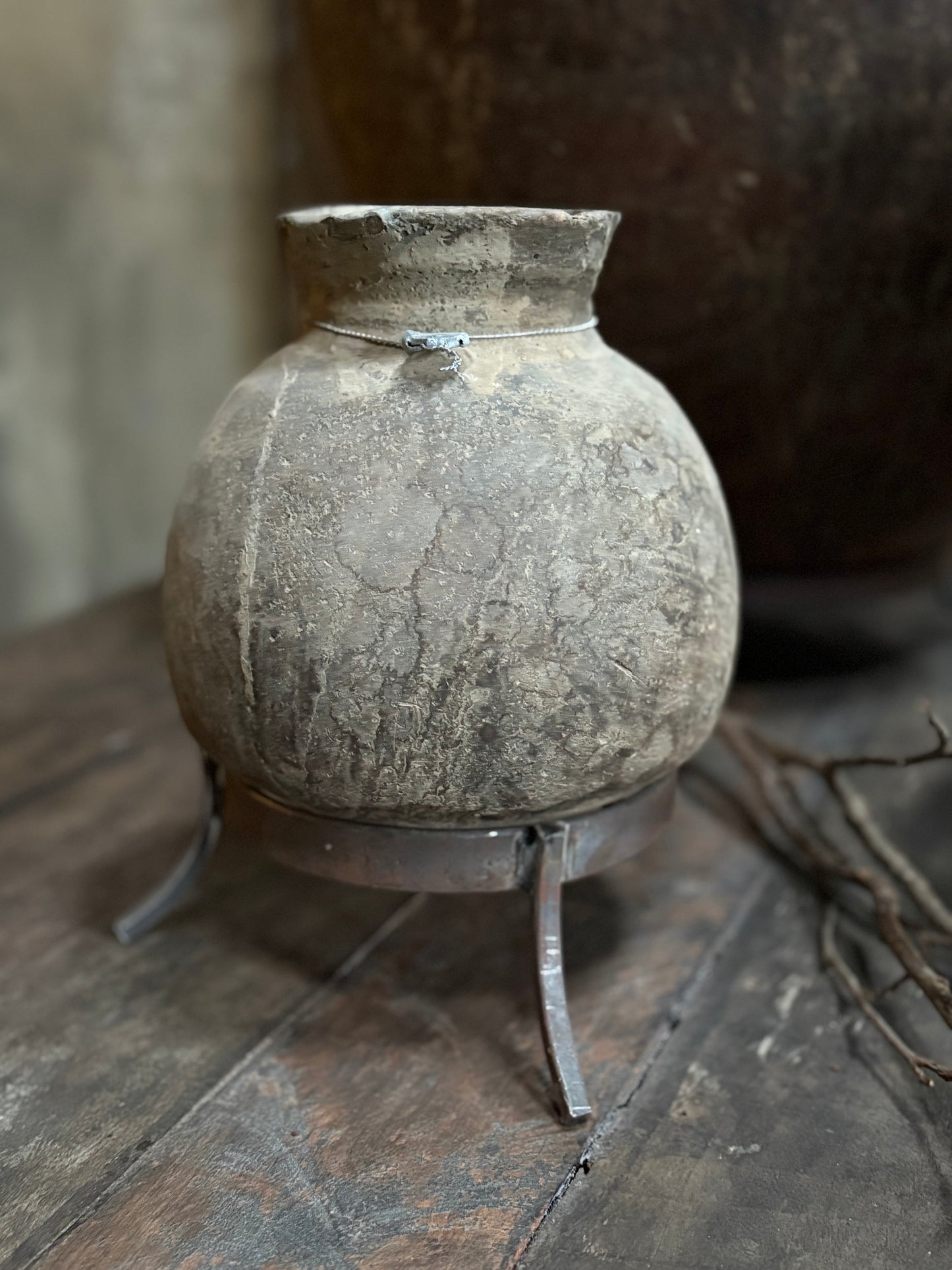 Authentieke stenen pot op standaard