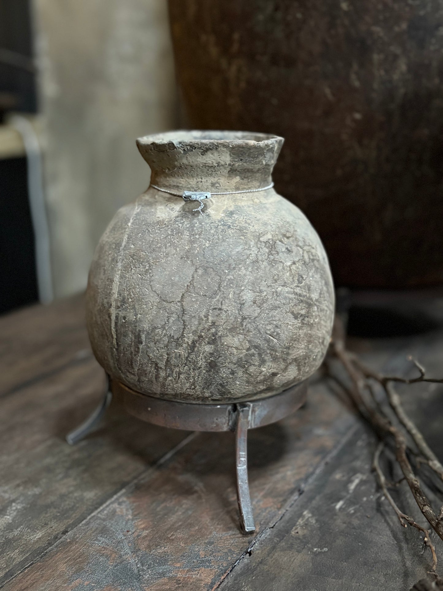 Authentieke stenen pot op standaard