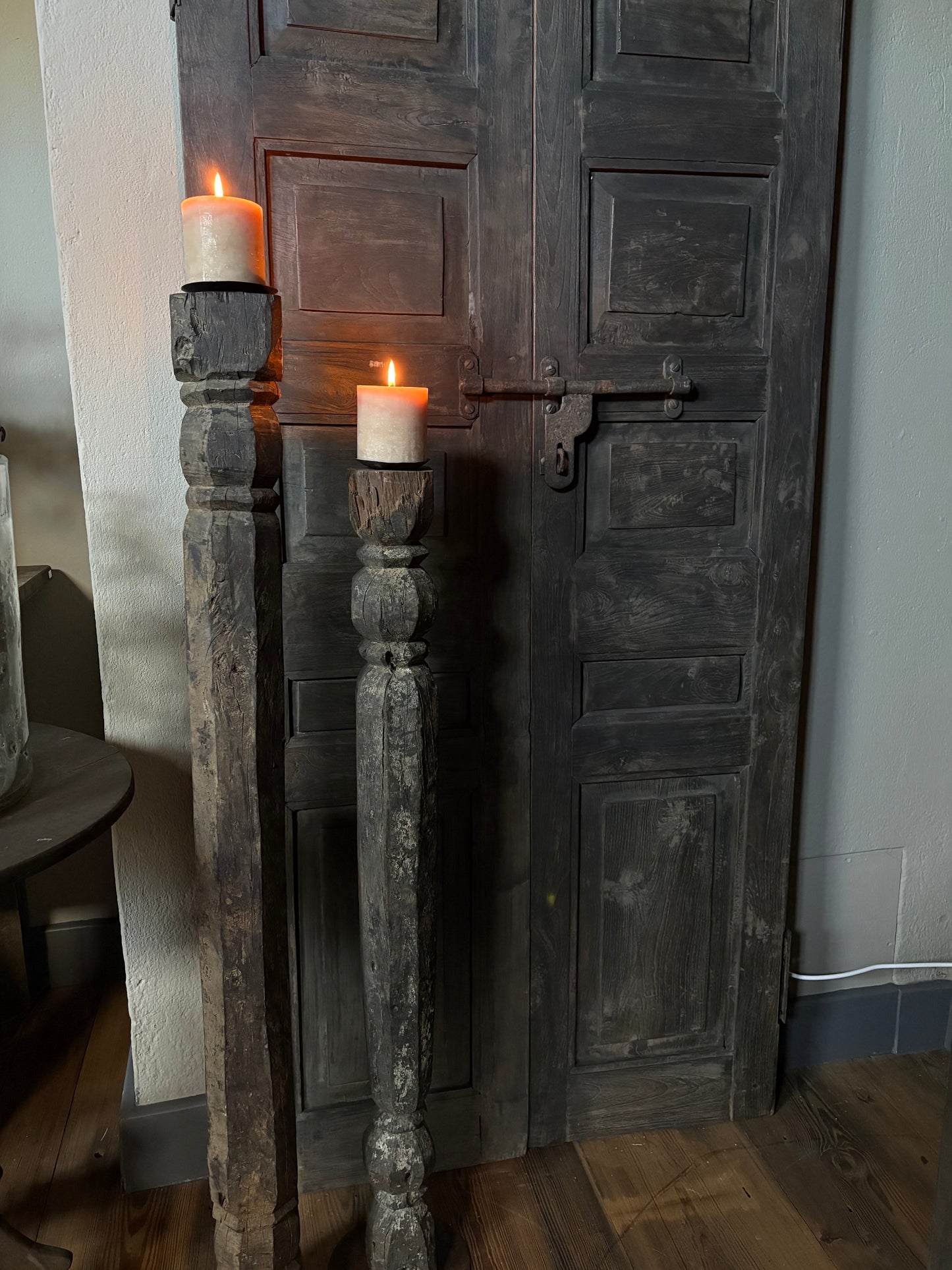 Authentieke houten baluster kandelaar van oud doorleefd hout in sobere landelijke stijl
