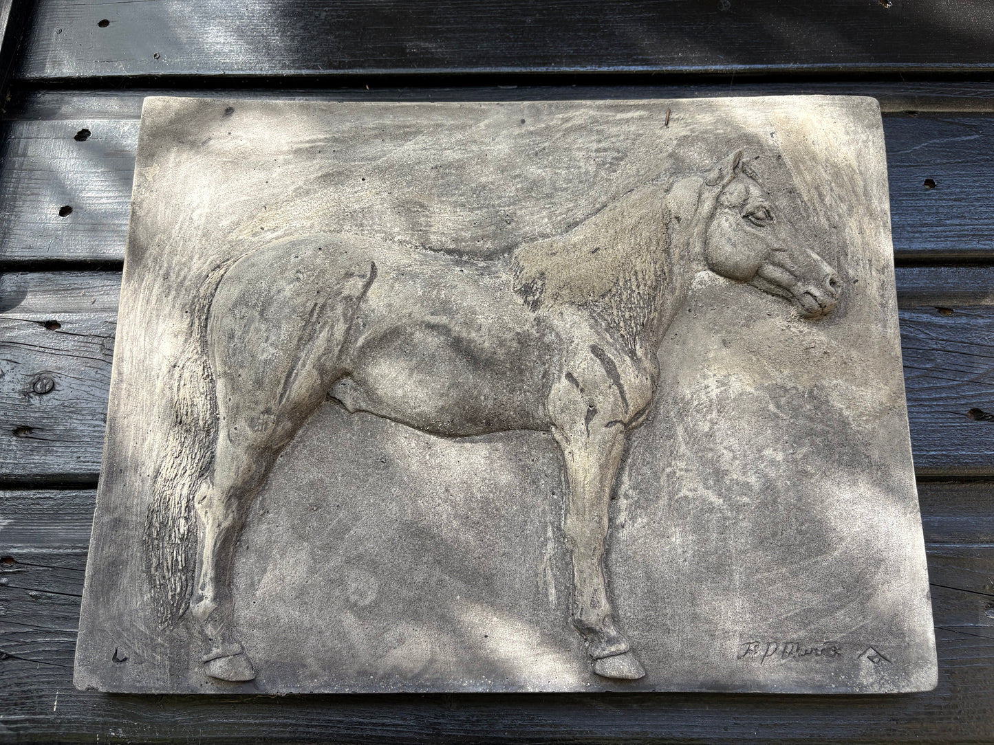 Grijs betonnen wandpaneel met paard in reliëf steenlook ornament sober landelijke wanddecoratie