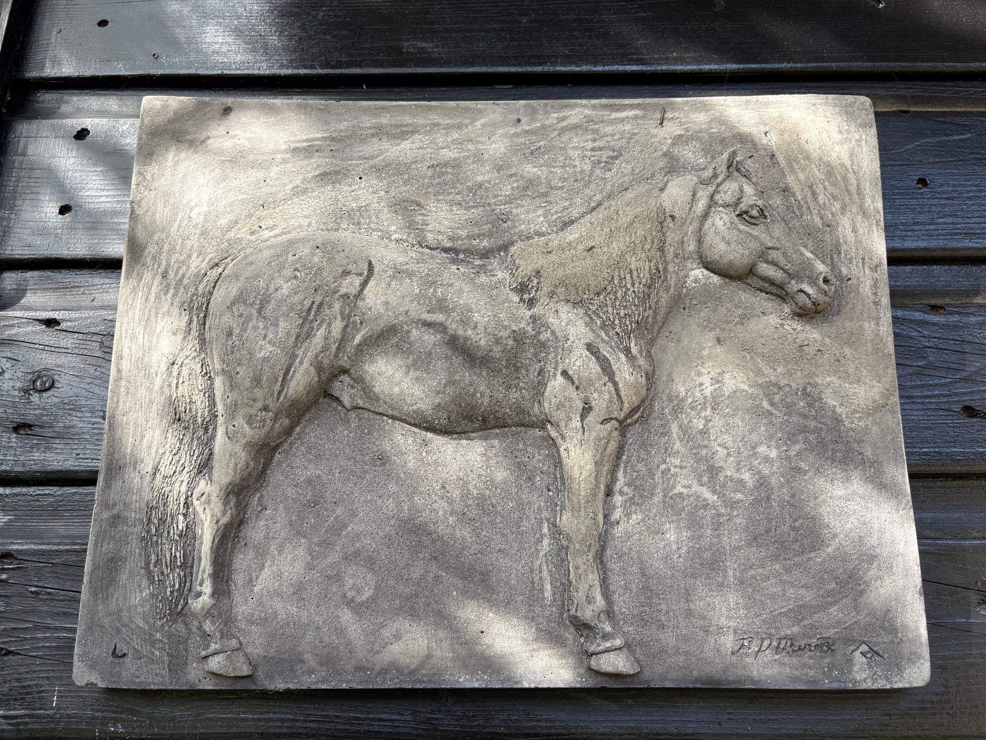 Grijs betonnen wandpaneel met paard in reliëf steenlook ornament sober landelijke wanddecoratie