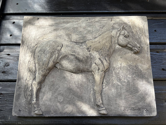 Grijs betonnen wandpaneel met paard in reliëf steenlook ornament sober landelijke wanddecoratie