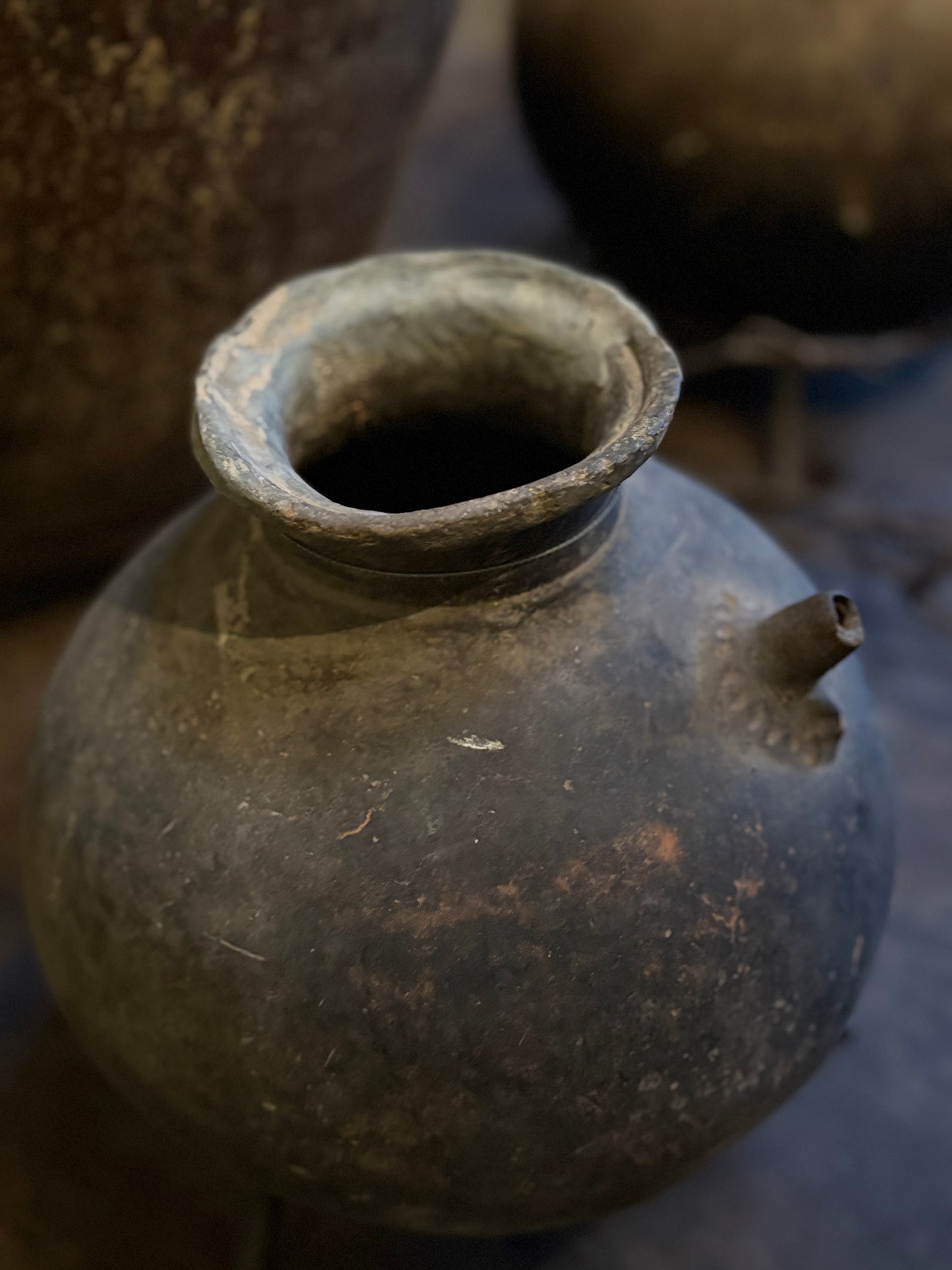 Authentieke stenen pot op statief