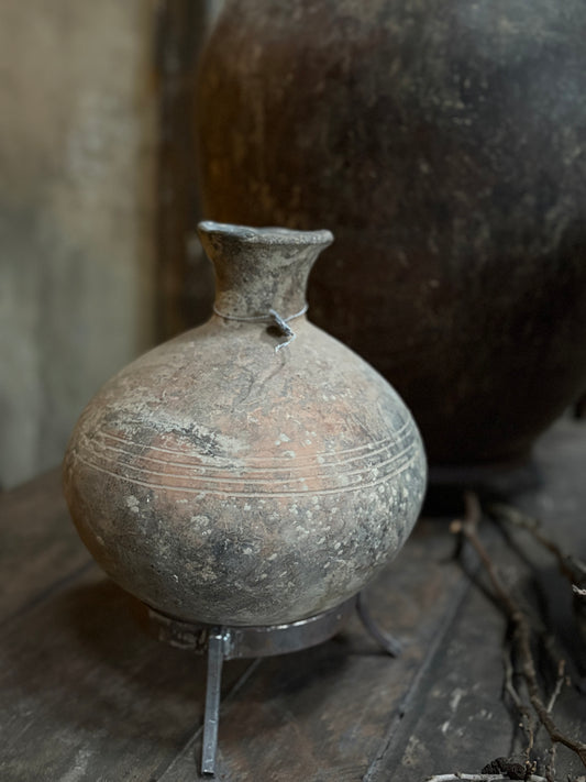 Authentieke stenen pot op standaard