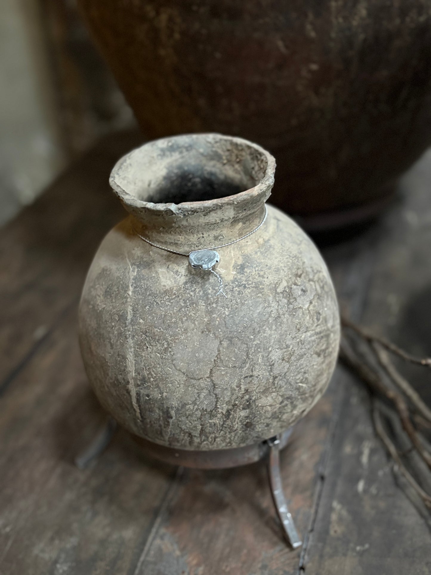 Authentieke stenen pot op standaard