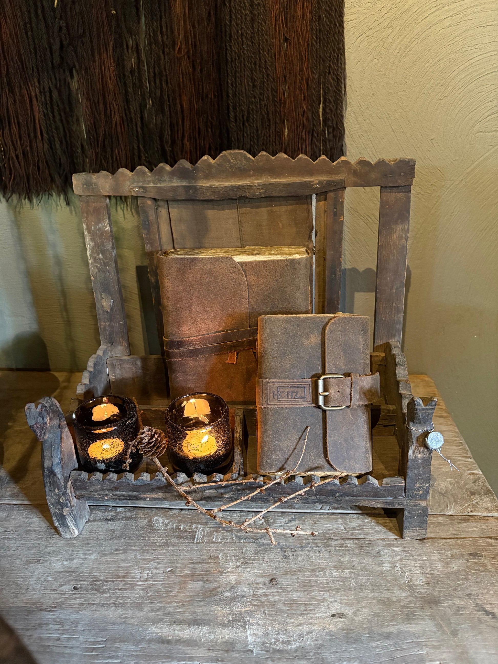 Hoffz tempel van oud doorleefd hout met Hoffz lederen notitieboek en kaarsen sober landelijke decoratie