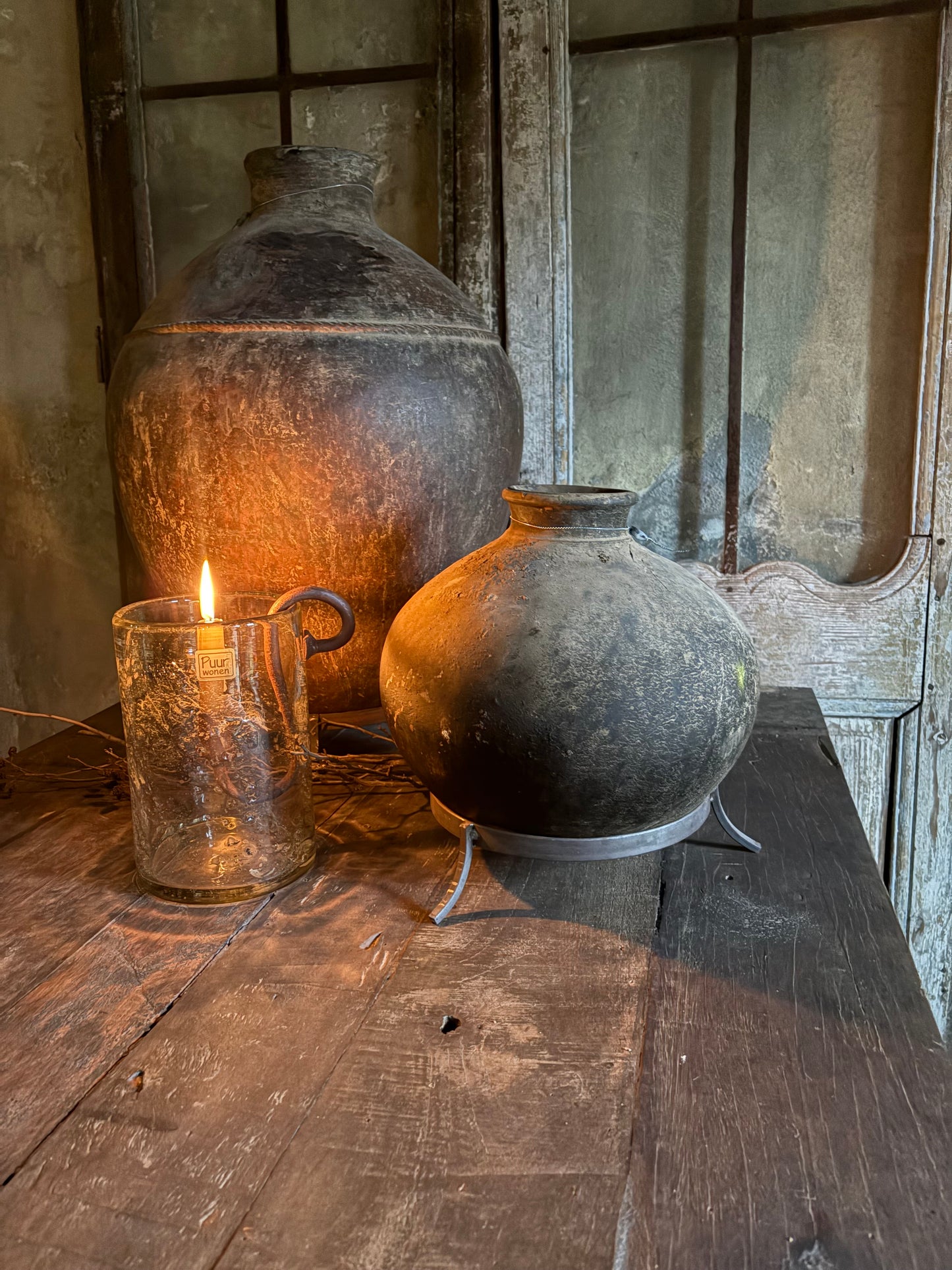 Authentieke stenen pot op standaard