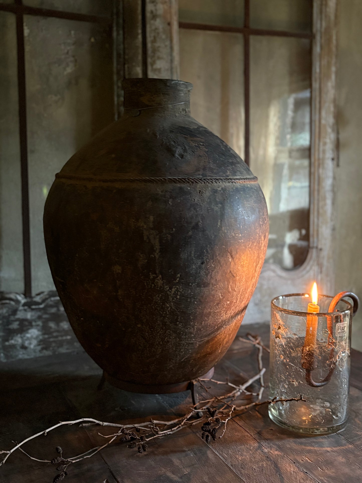 Authentieke stenen kruik op standaard