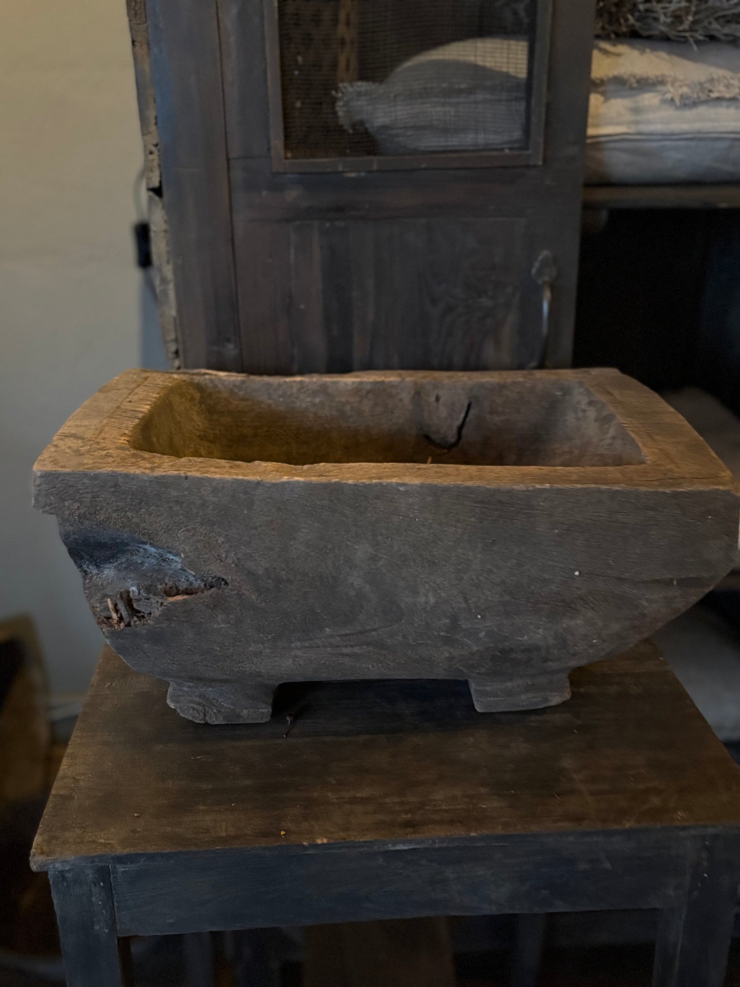 Authentieke houten bak op pootjes.