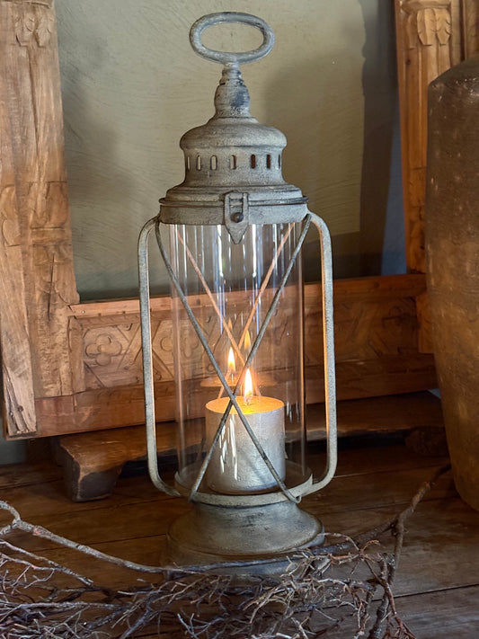 Lantaarn in oude look grijs