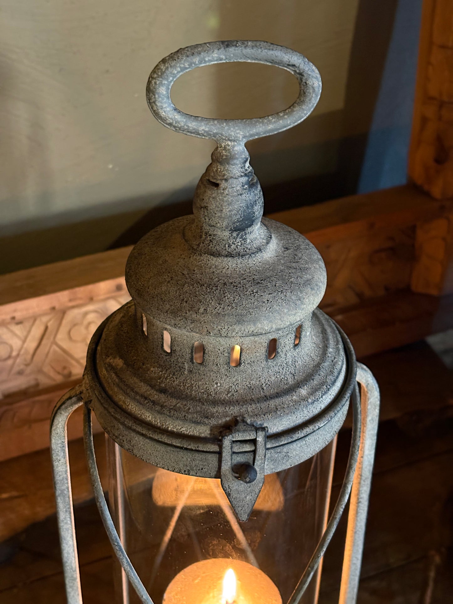 Lantaarn in oude look grijs