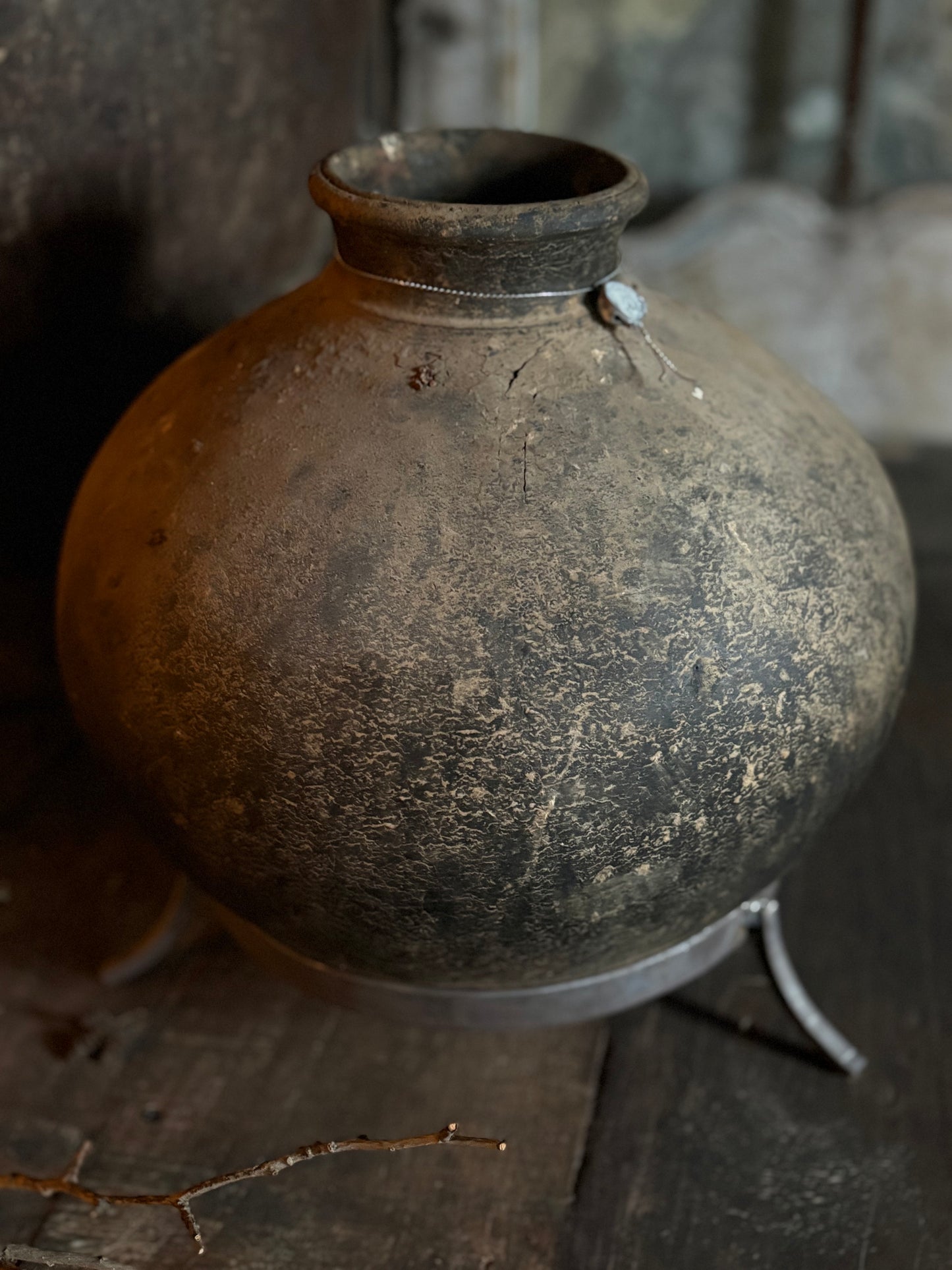 Authentieke stenen pot op standaard