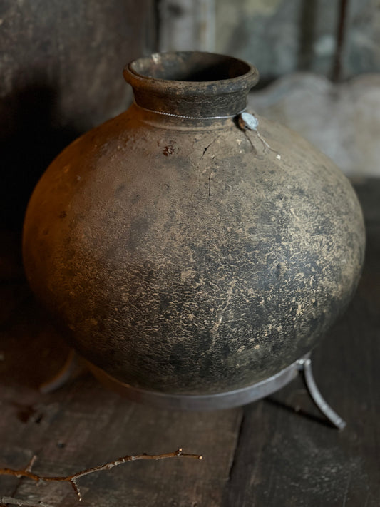 Authentieke stenen pot op standaard