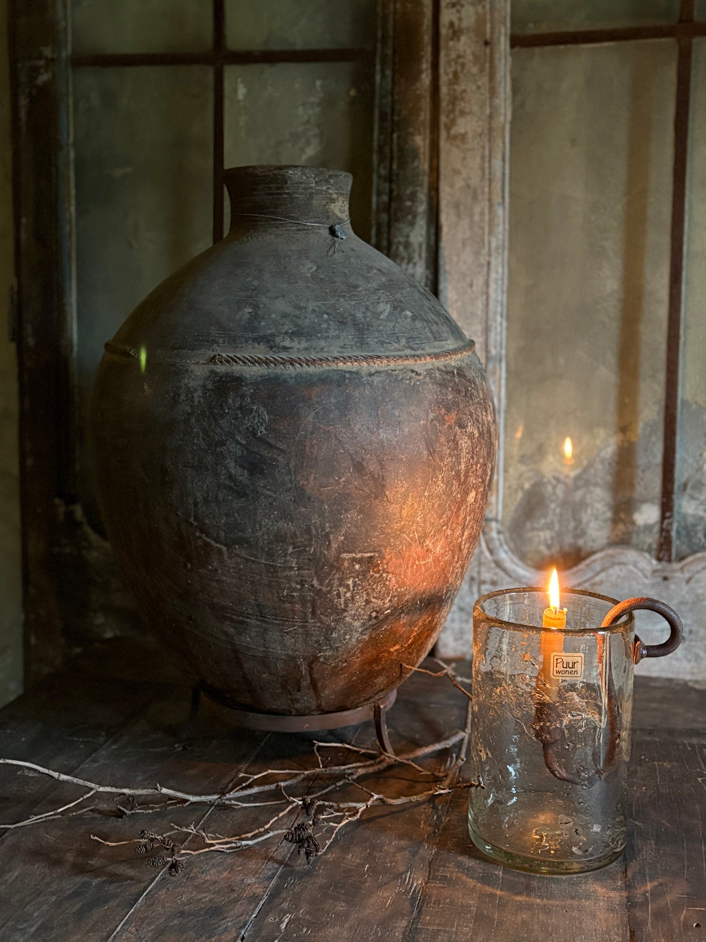 Authentieke stenen kruik op standaard