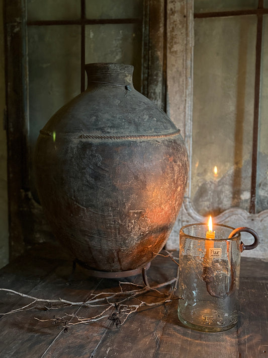 Authentieke stenen kruik op standaard