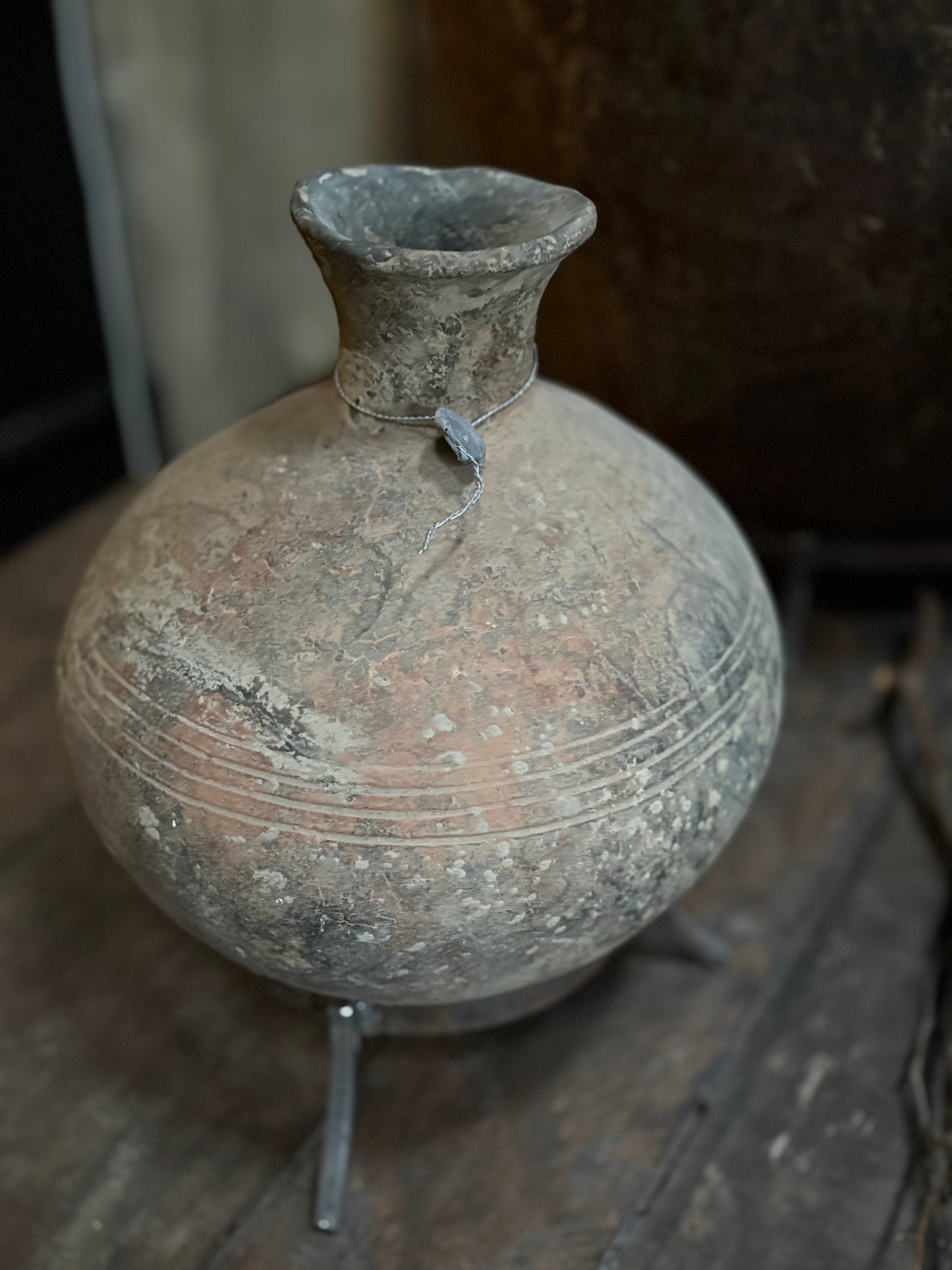 Authentieke stenen pot op standaard