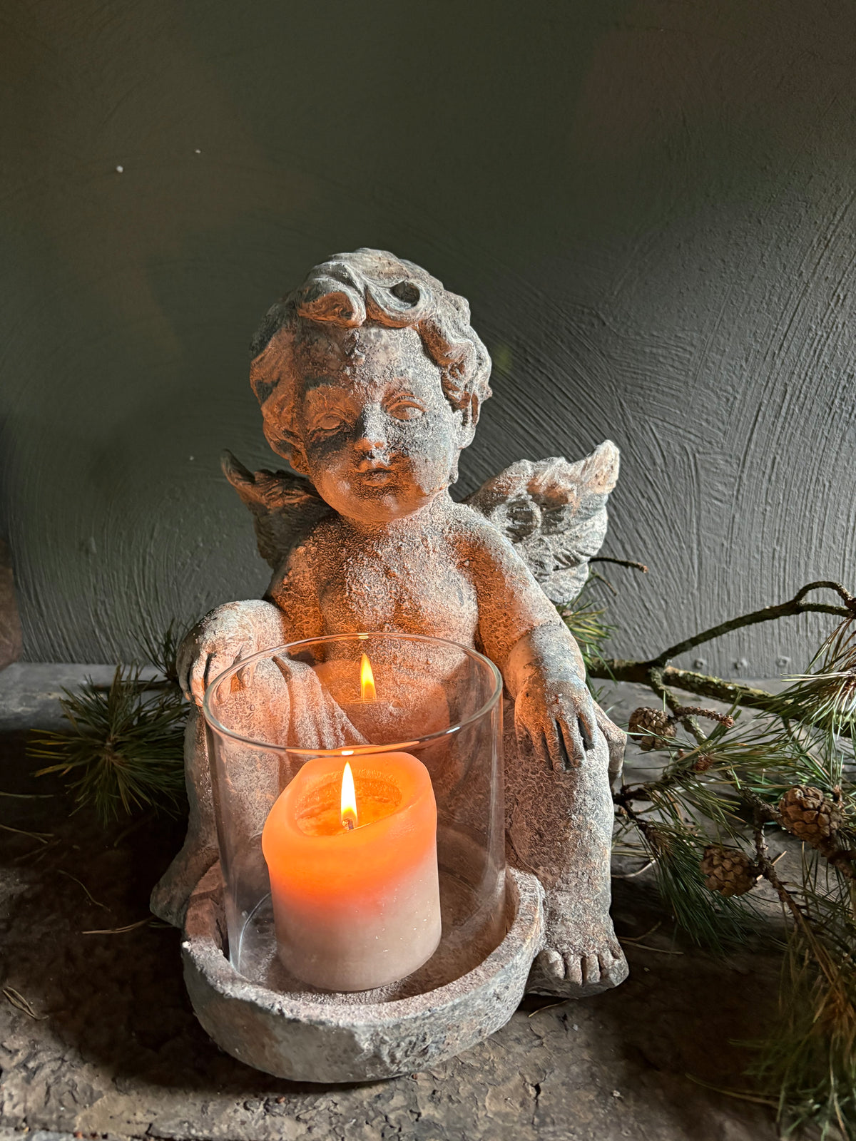 Engel met kaarsenhouder