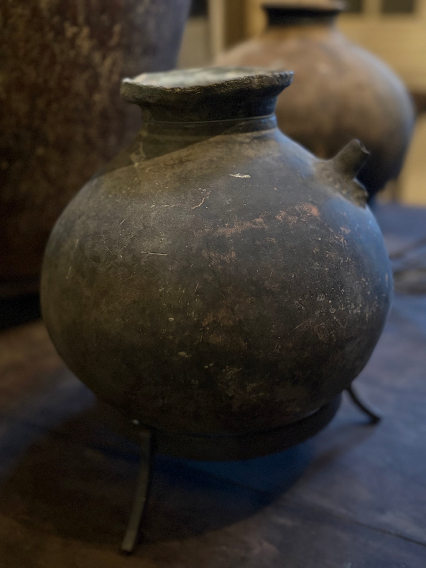 Authentieke stenen pot op statief