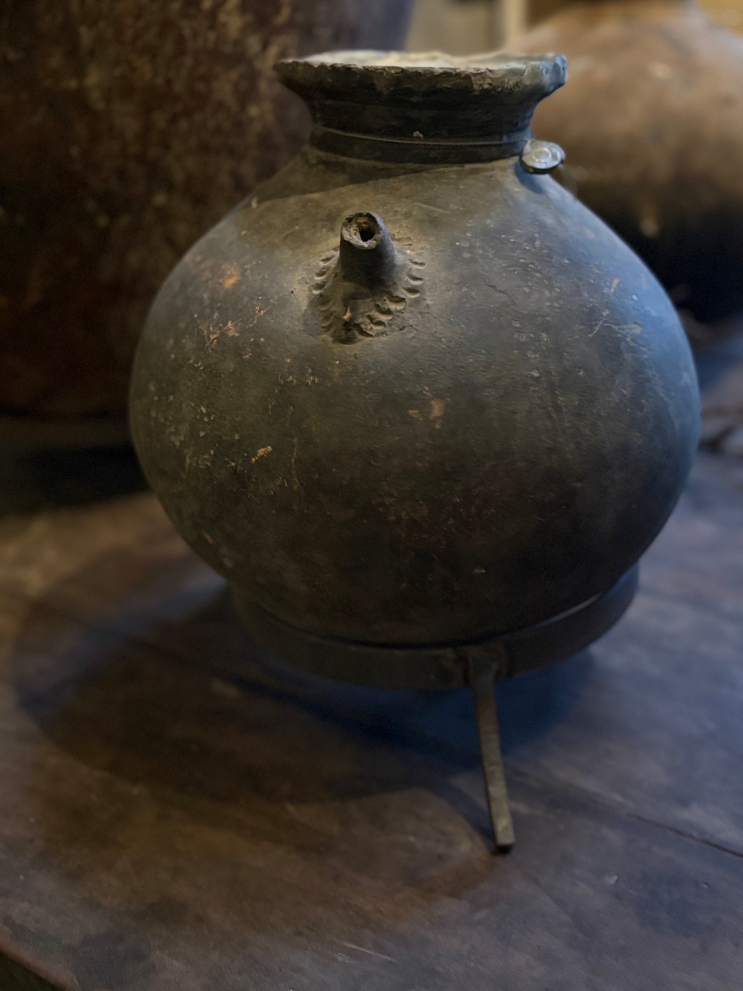 Authentieke stenen pot op statief