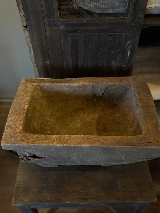 Authentieke houten bak op pootjes.