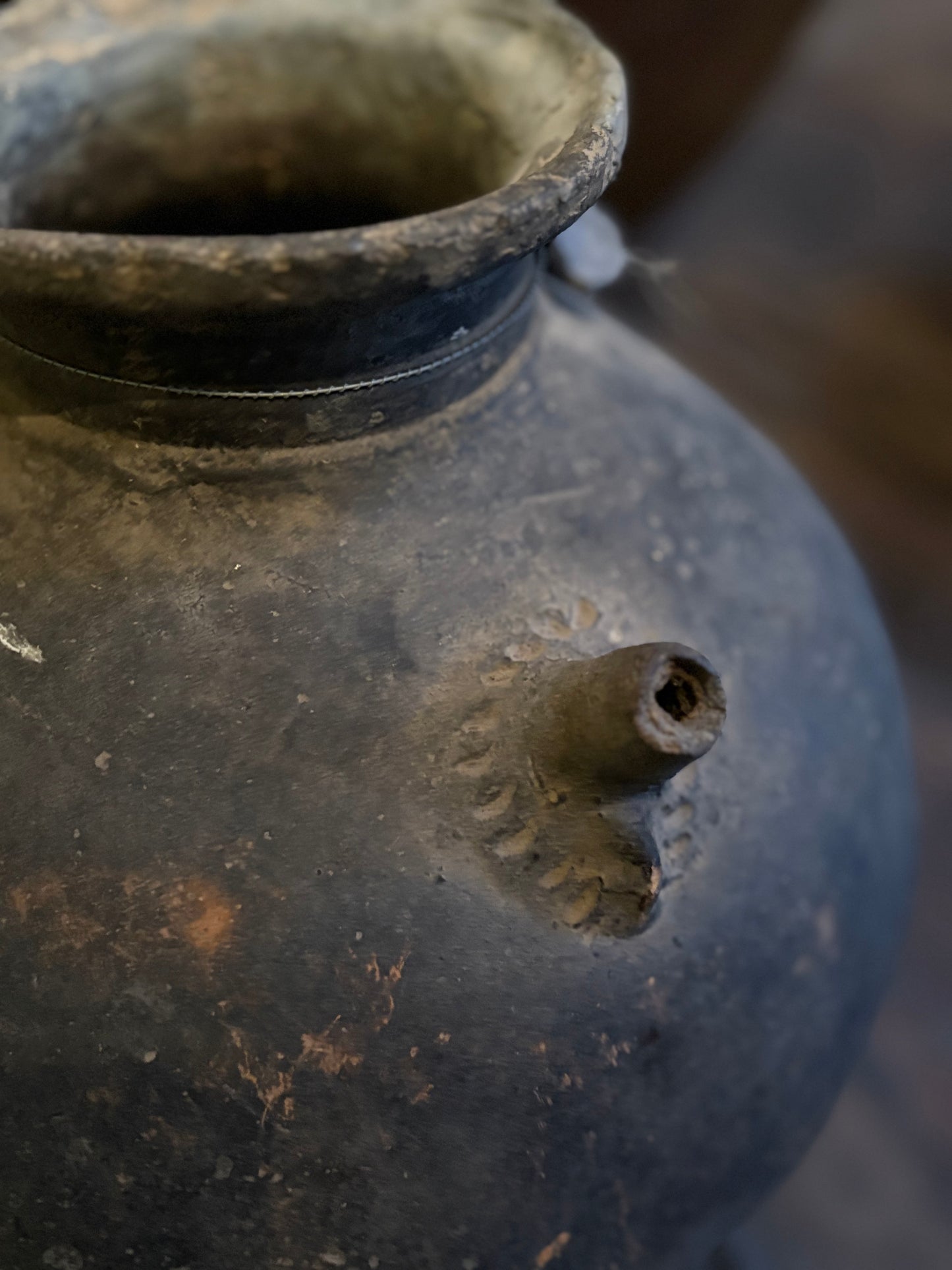 Authentieke stenen pot op statief