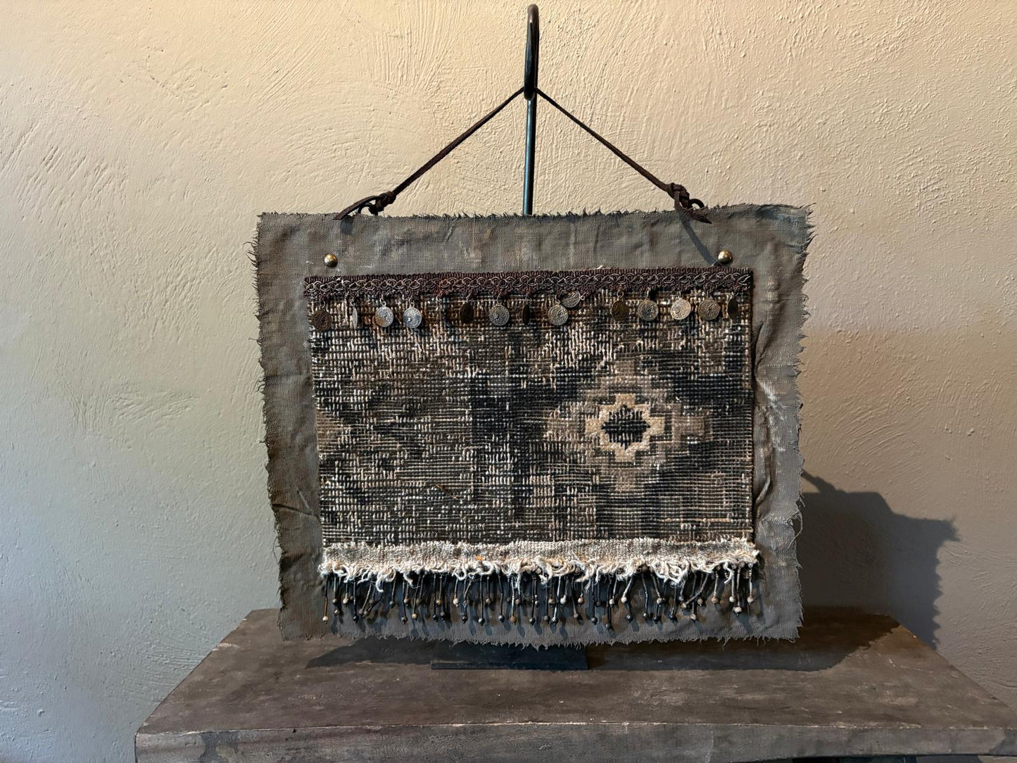 Handgemaakt wandkleed op standaard