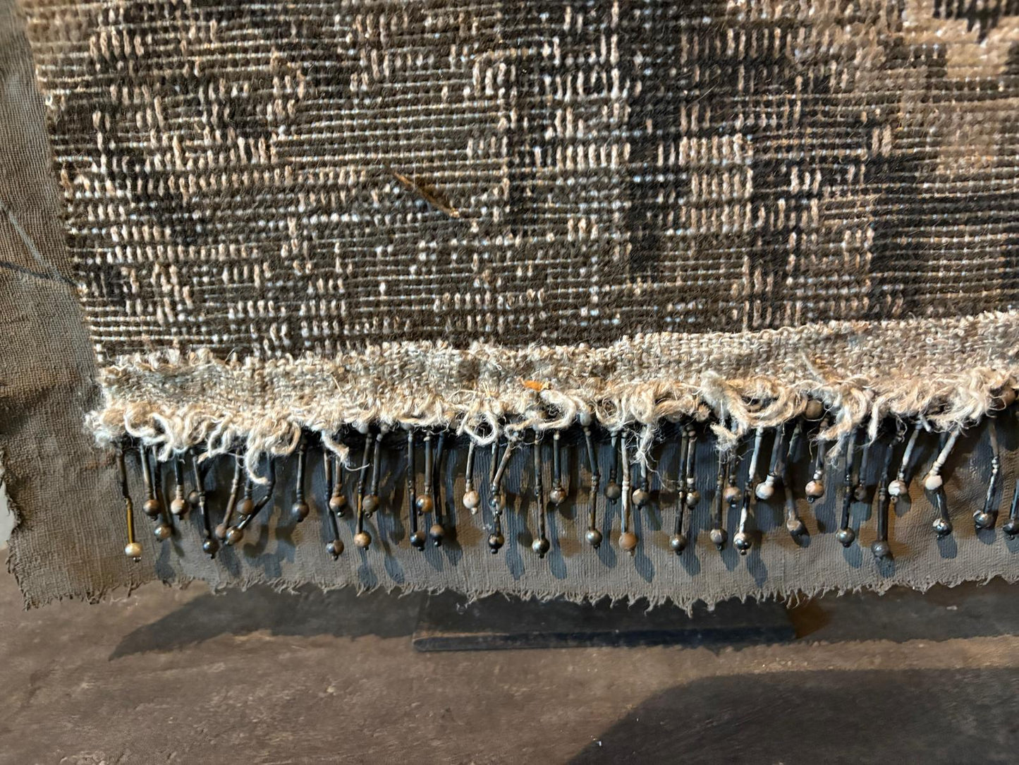 Handgemaakt wandkleed op standaard