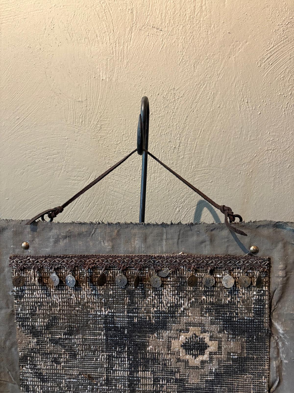 Handgemaakt wandkleed op standaard