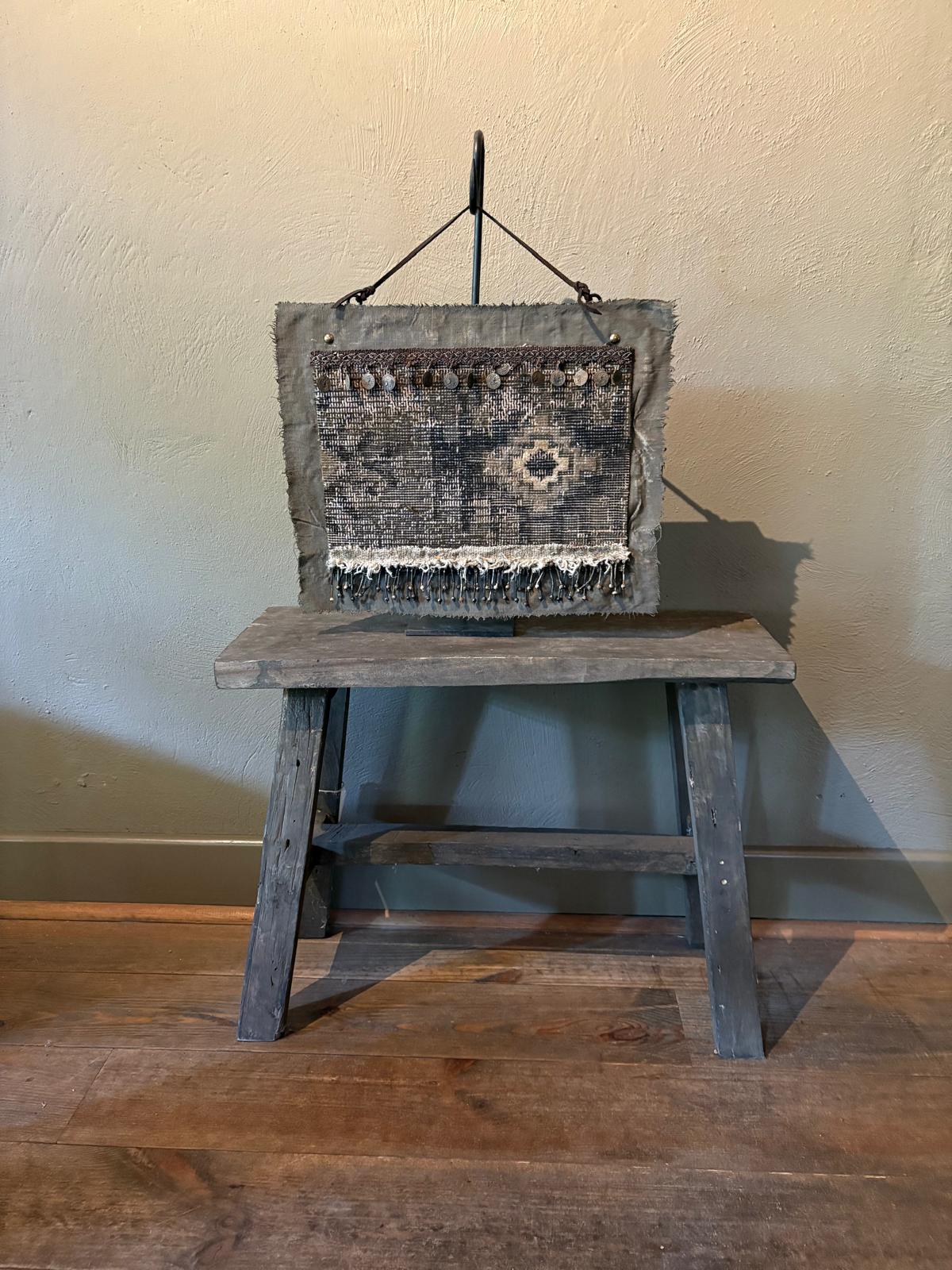 Handgemaakt wandkleed op standaard