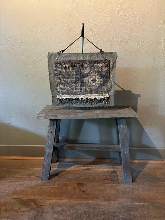 Handgemaakt wandkleed op standaard