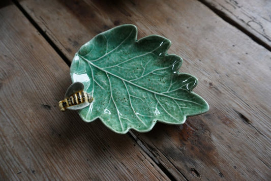 Leave with bee schaaltje Bordallo Pinheiro