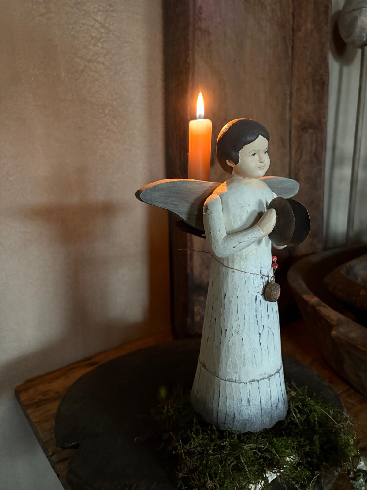 Handgemaakte engel met houten jurk