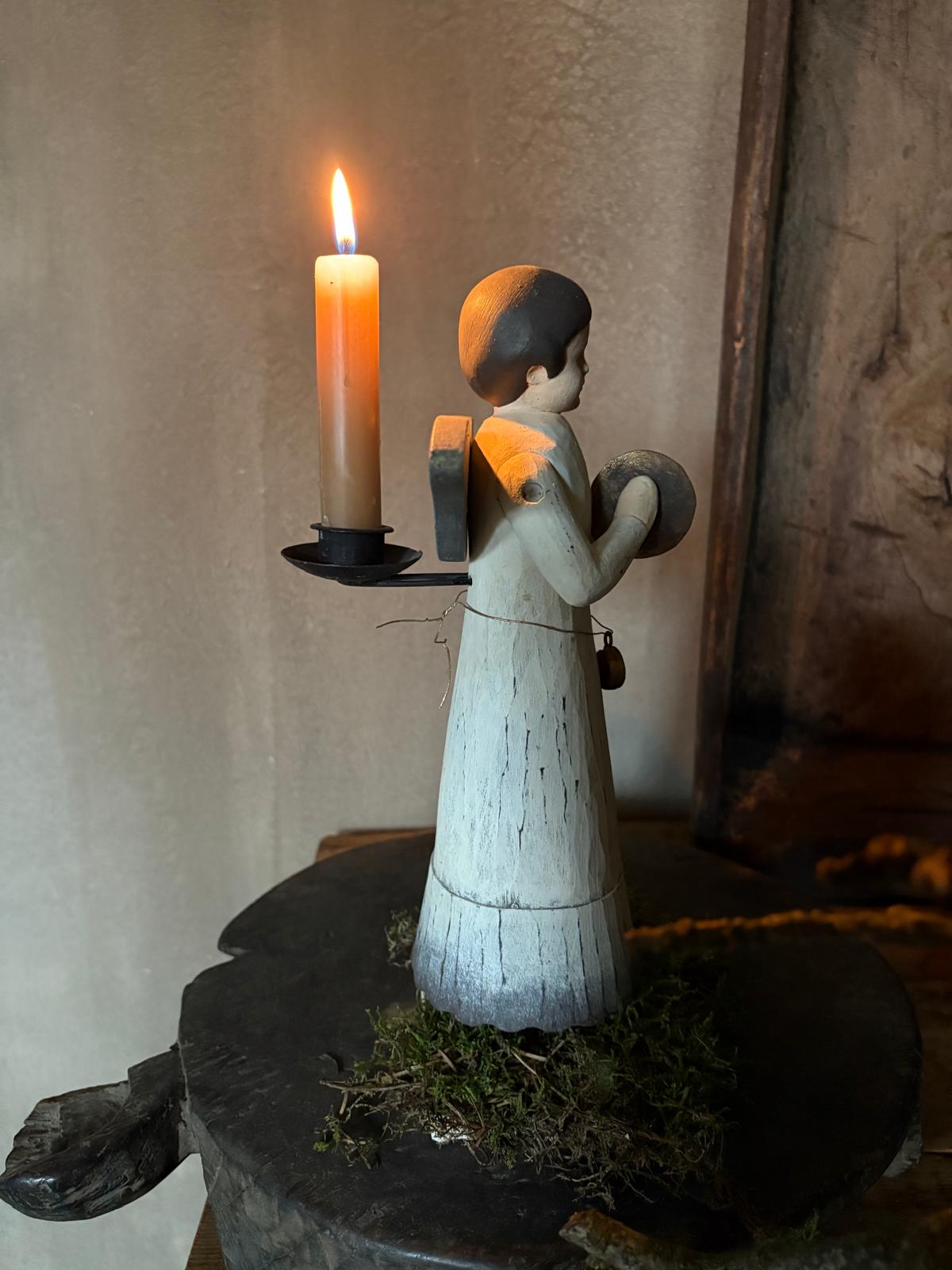 Handgemaakte engel met houten jurk