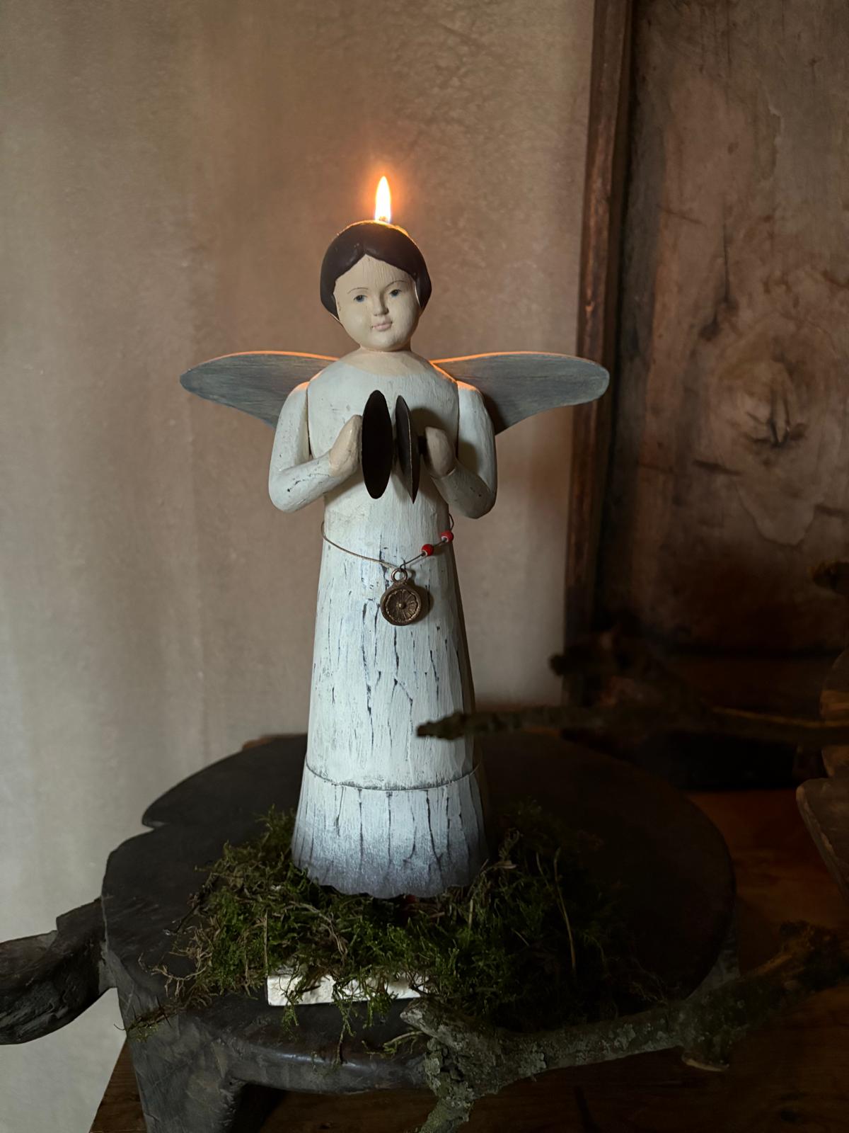 Handgemaakte engel met houten jurk